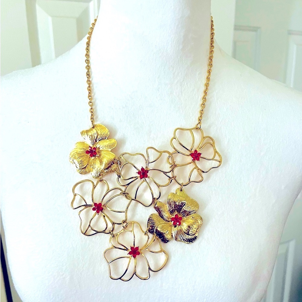 •Beautiful Gold & Red Flower Necklace